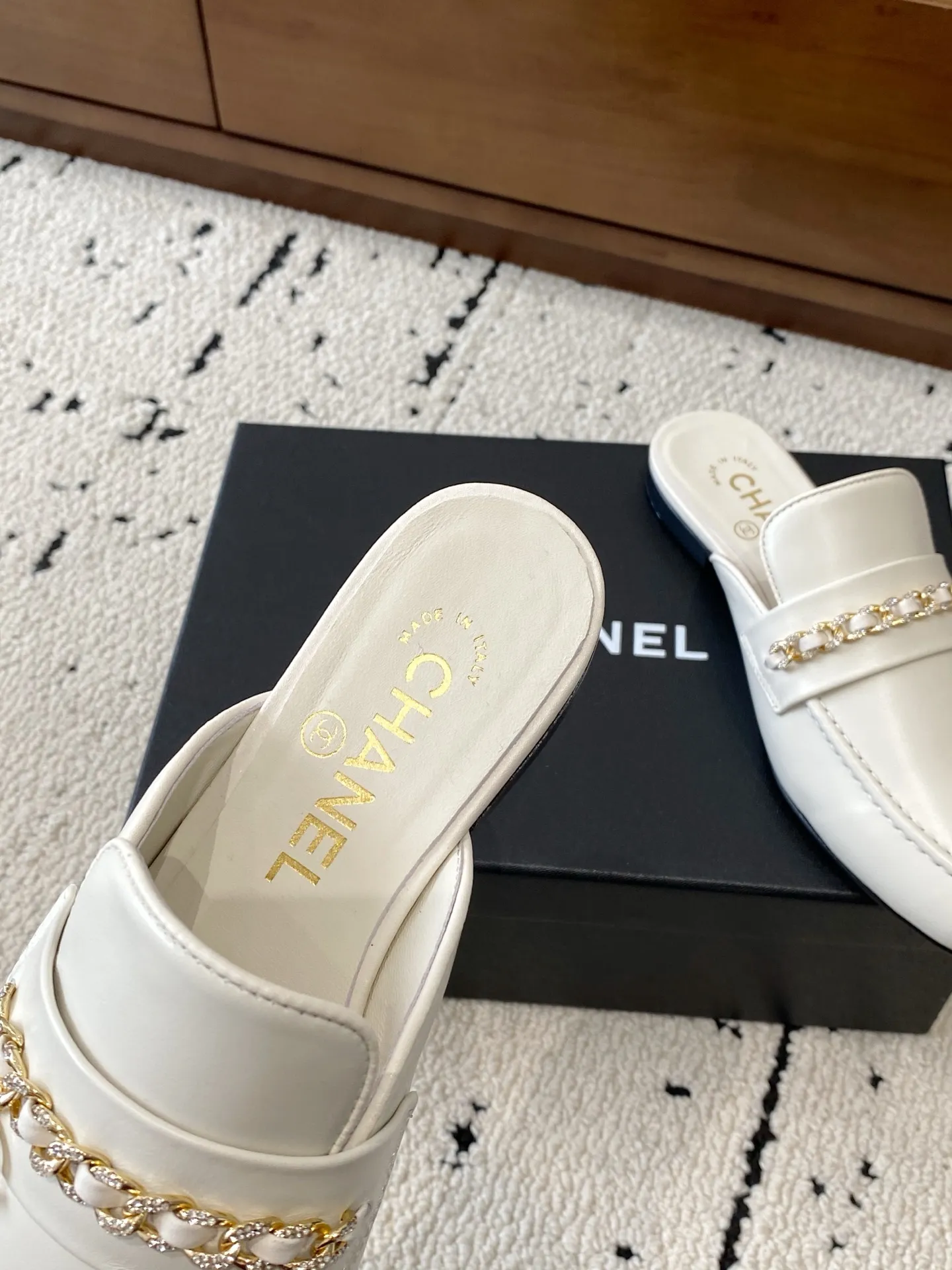 👟👟Ex-factory price 560👟👟 🍀CHANEL｜Chanel Chanel 25C early spring new product, chain buckle low-heeled pointed toe flat slippers, full of retro style, elegant shoe shape, very pleasing to look at. The pointed toe makes the feet become thinner and looks slender. The classic chain double C buckle is paired with a thick heel design. The shoe shape is particularly stylish and stylish. The upper is very elegant. The upper is made of top-grade lambskin and the lining is silk sheepskin. It is super comfortable. Italian imported cowhide outsole. Size: 35-39 (40/41 customized) 👉 👉 👉